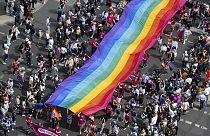 Szivárványzászló a 45. Berlin Pride Parádén a Christopher Street Day-en (CSD) Berlinben, Németországban, 2023. július 22-én