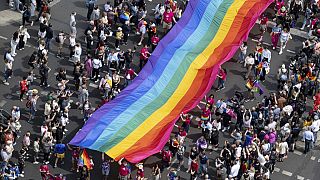 Szivárványzászló a 45. Berlin Pride Parádén a Christopher Street Day-en (CSD) Berlinben, Németországban, 2023. július 22-én