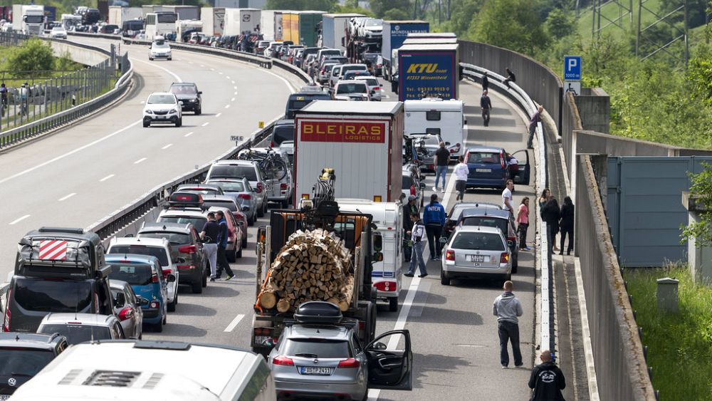 Ουρά 16 χιλιομέτρων στα σύνορα της Ελβετίας με την Ιταλία