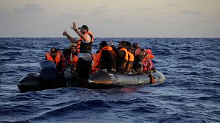 يبحر المهاجرون في قوارب متداعية وقوارب كاياك وزوارق وزلاجات نفاثة وحتى سباحة