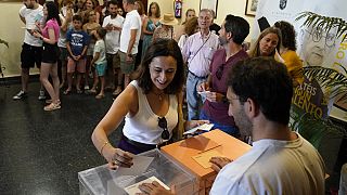 Избирательные участки в Испании открылись в 8 утра