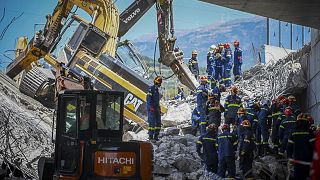 Rescatistas trabajan en el lugar donde se derrumbó un puente, en Patras, al oeste de Atenas, el 23 de julio de 2023.
