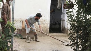 أفغان ينظفون ما خلفته الفيضانات التي ضربت البلاد 21/08/2022