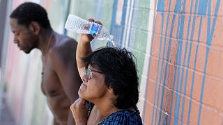 شخصان من دون مأوى في مدينة فينيكس بولاية أريزونا الأمريكية يكافحان موجة الحر