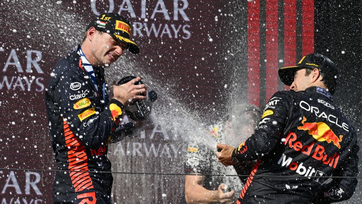 Max Verstappen (links) wird am 23. Juli auf dem Podium des Hungarorings von Teamkollege Sergio Perez "geehrt"