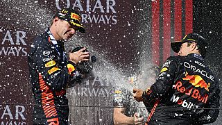 Max Verstappen (links) wird am 23. Juli auf dem Podium des Hungarorings von Teamkollege Sergio Perez "geehrt"