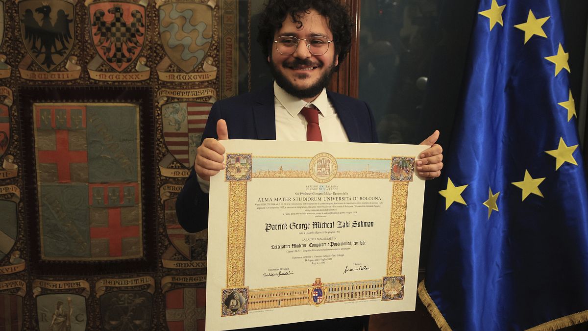 El activista egipcio Patrick George Zaki muestra su diploma de la Universidad de Bolonia tras volver a Italia