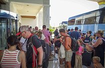 Tausende Urlauber warten auf Evakuierung