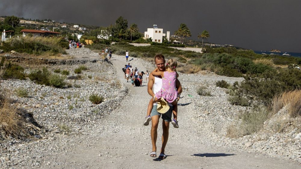 Ολονύχτια μάχη της Πυροσβεστικής στα μέτωπα της φωτιάς