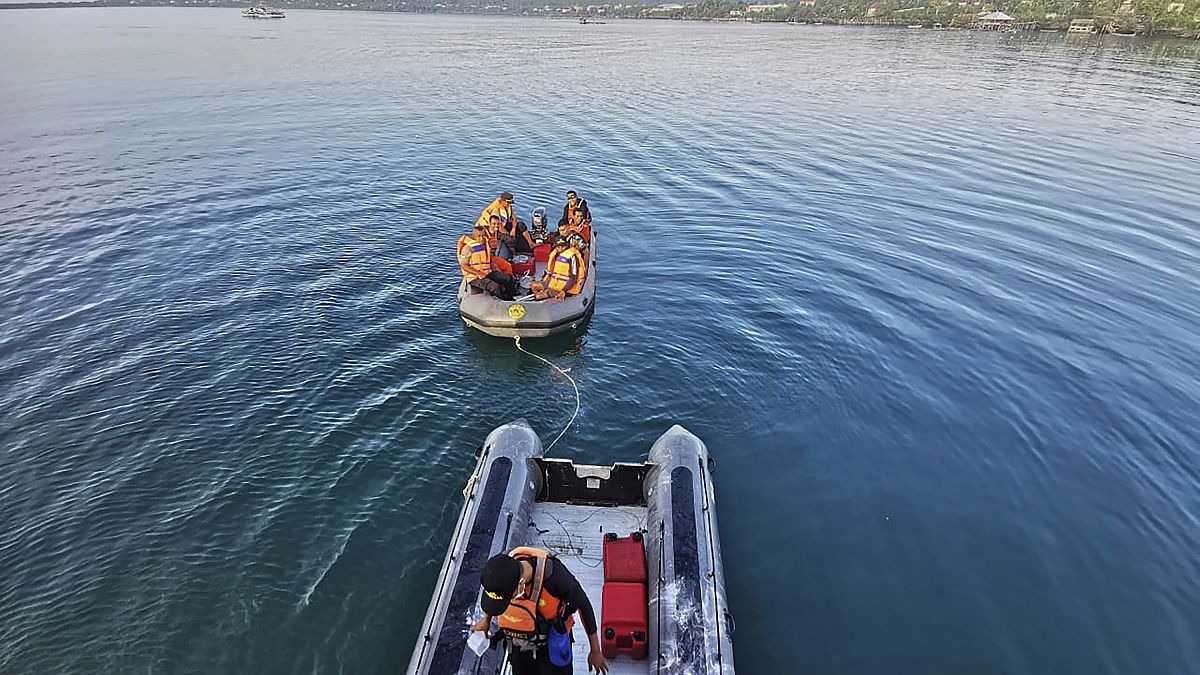 عناصر البحث والإنقاذ في قارب مطاطي بعد إنقاذ ناجين قبالة جزيرة سولاويزي إندونيسيا.