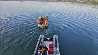 عناصر البحث والإنقاذ في قارب مطاطي بعد إنقاذ ناجين قبالة جزيرة سولاويزي إندونيسيا.