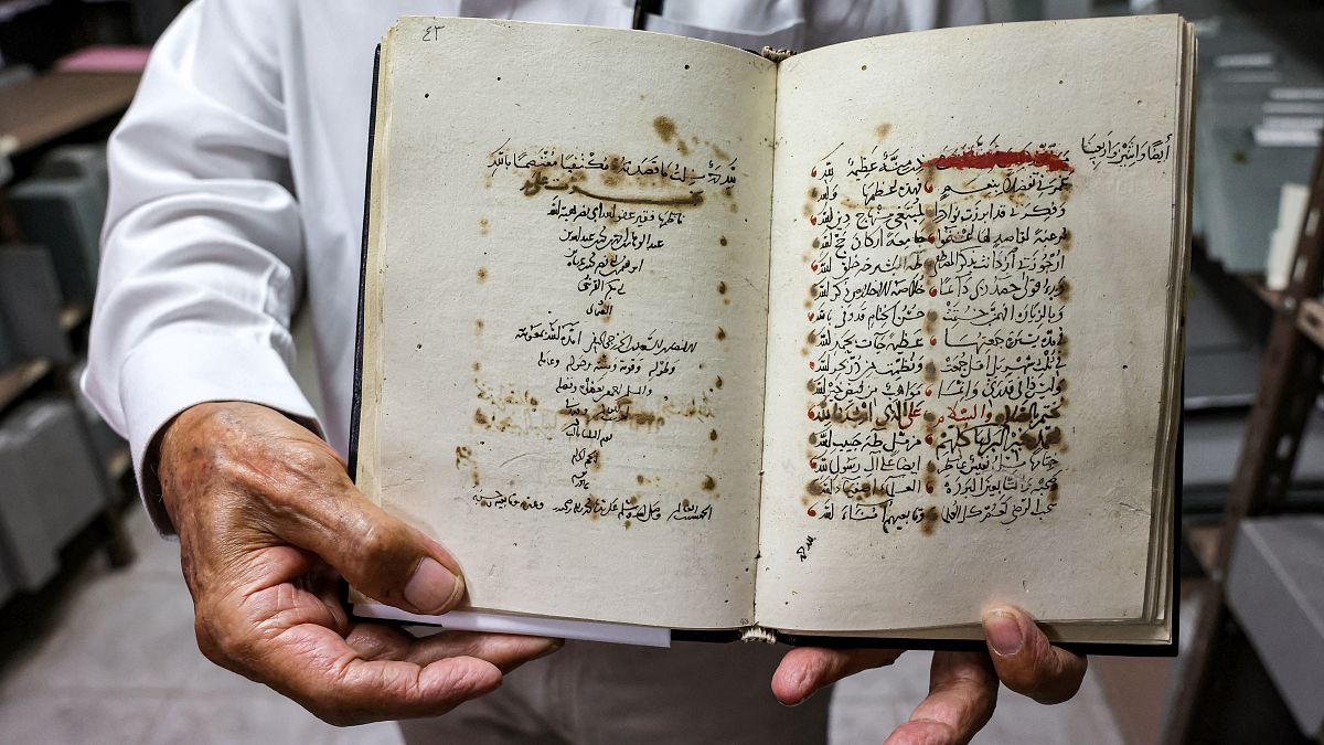 الفلسطيني خضر سلامة، أمين مكتبة الخالدي، يعرض كتابًا قديمًا تم ترميمه  20 يونيو/حزيران 2023