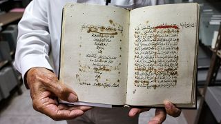 الفلسطيني خضر سلامة، أمين مكتبة الخالدي، يعرض كتابًا قديمًا تم ترميمه  20 يونيو/حزيران 2023