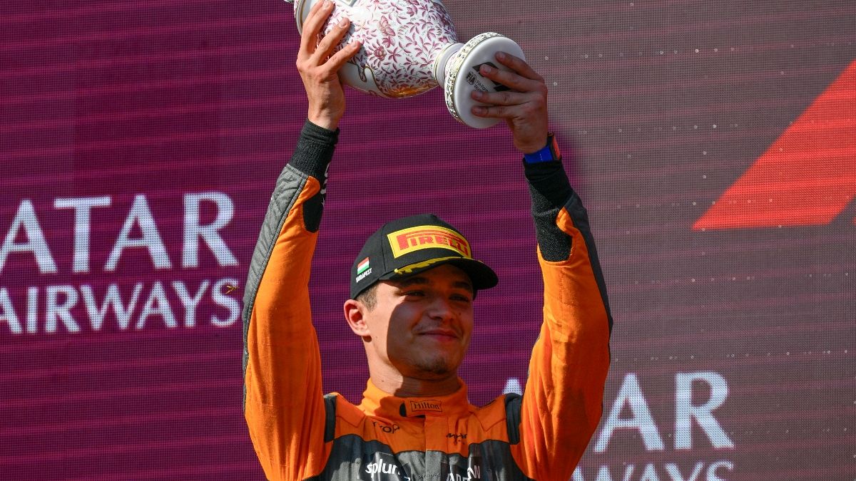A második helyezett Lando Norris, a McLaren brit versenyzője a Forma-1-es Magyar Nagydíj eredményhirdetésén a mogyoródi Hungaroringen 2023. július 23-án. MTI/Czeglédi Zsolt