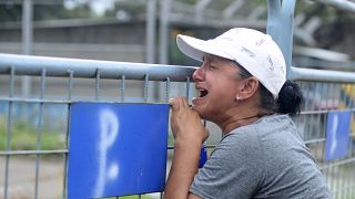 امرأة تبكي خارج سجن  غوياس 1،  بعد اشتباكات بين السجناء في غواياكيل، الإكوادور في 23 يوليو/تموز 2023