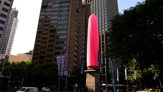 تمثال لواقي ذكري للتوعية بمخاطر الإيدز في هايد بارك في سيدني، أستراليا.