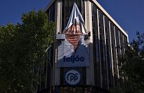 Konservative Volkspartei: Ein Banner mit dem Gesicht des Spitzenkandidaten Alberto Núñez Feijóo an der Fassade der PP-Parteizentrale in Madrid. 