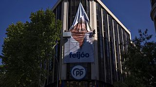 Konservative Volkspartei: Ein Banner mit dem Gesicht des Spitzenkandidaten Alberto Núñez Feijóo an der Fassade der PP-Parteizentrale in Madrid.