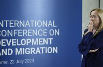 La primera ministra italiana, Giorgia Meloni, espera la llegada de los invitados a una conferencia internacional sobre migración en Roma, domingo 23 de julio de 2023.