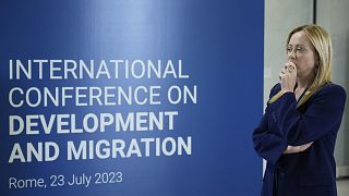 Il premier italiano Giorgia Meloni attende l'arrivo degli ospiti a una conferenza internazionale sulle migrazioni a Roma, domenica 23 luglio 2023.