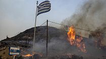 Ein brennender Hügel auf der griechischen Insel Rhodos