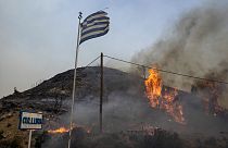 Ein brennender Hügel auf der griechischen Insel Rhodos