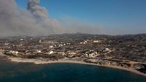 دخان يتصاعد على خلفية قرية كيوتاري بجزيرة رودس في 24 يوليو/تموز 2023.