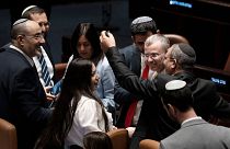 قانونگذاران اسرائیلی پس از تصویب  طرح طرح اصلاحات در نظام قضایی این کشور  در صحن کنست، پارلمان اسرائیل، با گرفتن عکس سلفی با یاریو لوین، وزیر دادگستری، جشن گرفتند.