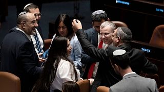 قانونگذاران اسرائیلی پس از تصویب  طرح طرح اصلاحات در نظام قضایی این کشور  در صحن کنست، پارلمان اسرائیل، با گرفتن عکس سلفی با یاریو لوین، وزیر دادگستری، جشن گرفتند.