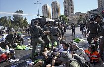 La police israélienne dégageant les manifestants de la route qui mène au Parlement, en ce jour de vote de la réforme de la Justice, Jérusalem, 24 juillet 2023.