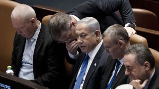 Los legisladores rodean al primer ministro de Israel, Benjamin Netanyahu, en el centro, en una sesión de la Knéset, en Jerusalén, el 24 de julio de 2023.