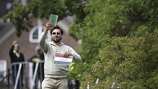 سلوان موميكا خارج السفارة العراقية في ستوكهولم، حيث يعتزم حرق نسخة من القرآن والعلم العراقي، 20 يوليو 2023 .