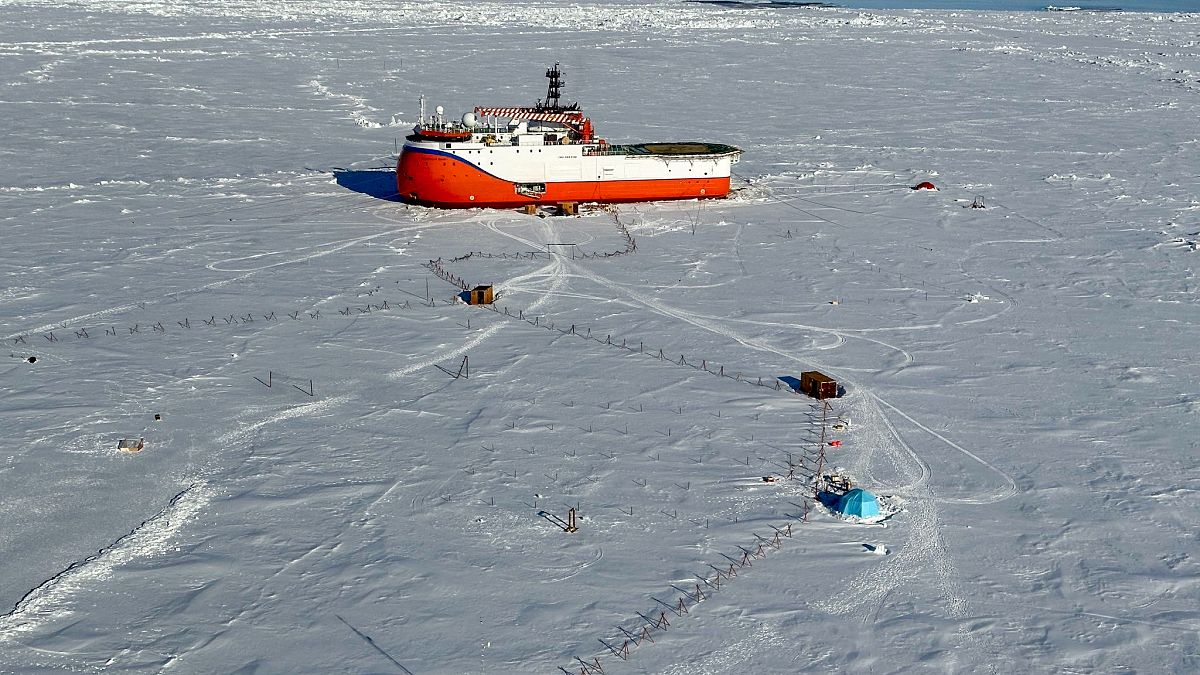 مهمة علمية روسية على بعد 440 كيلومترًا جنوب القطب الشمالي في 6 يونيو/حزيران 2023