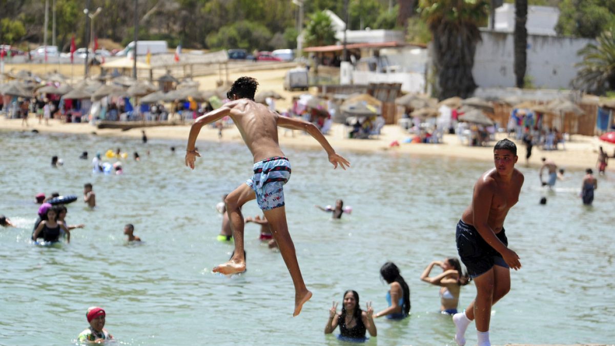 أطفال يلعبون على شاطئ في قرطاج، تونس، 19 يوليو 2023.