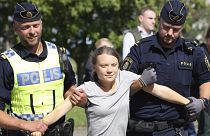Rendőrök viszik el Thunberget egy malmöi klímavédő tüntetésről