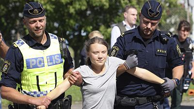 Rendőrök viszik el Thunberget egy malmöi klímavédő tüntetésről
