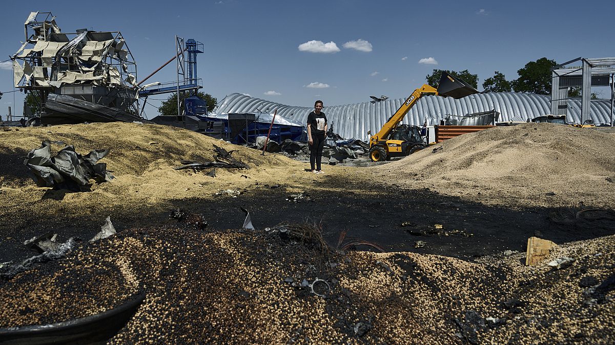 Последствия подрыва хранилища с зерном в Одесской области в результате ночных ударов 21 июля 2023