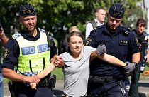 Greta Thunberg wird von Polzisten abgeführt.