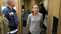 الناشطة المناخية السويدية غريتا ثونبرغ تغادر قاعة المحكمة بعد جلسة استماع في مالمو، السويد،  24 يوليو ، 2023.
