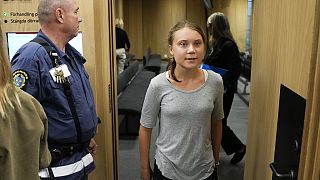 الناشطة المناخية السويدية غريتا ثونبرغ تغادر قاعة المحكمة بعد جلسة استماع في مالمو، السويد،  24 يوليو ، 2023.