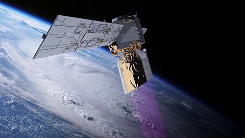 The European Space Agency (ESA) says it will attempt a "first of its kind" assisted re-entry for one of its now defunct satellites.