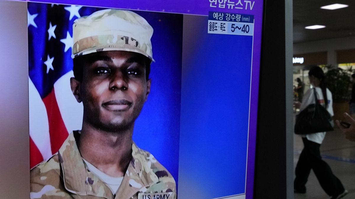 Travis King fotójár mutatják a dél-koreai tévéhírekben