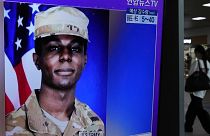 Travis King fotójár mutatják a dél-koreai tévéhírekben