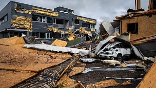 Carro destruído ao lado de edifício danificado depois de uma violenta tempestade ter atingido Le Cret-du-Locle, perto de La Chaux-de-Fonds, na Suíça, a 24 de julho de 2023