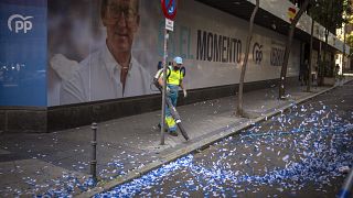 Un ouvrier nettoie la rue après les célébrations au siège du Parti populaire conservateur à Madrid, le 24 juillet 2023.