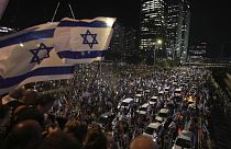 İsrail Parlamentosu'nda 'yargı reformu' onaylandığı sırada on binlerce kişi, sokaklarda bu kararı protesto etti