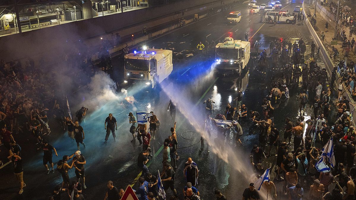 La policía dispara corros de agua contra los manifestantes durantes las protestas por la reforma judicial en Israel. 