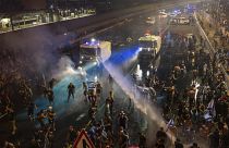 La policía dispara corros de agua contra los manifestantes durantes las protestas por la reforma judicial en Israel.