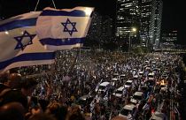 تظاهرات‌کنندگان اسرائیلی در اعتراض به طرح‌های دولت نتانیاهو برای بازنگری در سیستم قضایی در تل‌آویو