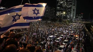 تظاهرات‌کنندگان اسرائیلی در اعتراض به طرح‌های دولت نتانیاهو برای بازنگری در سیستم قضایی در تل‌آویو